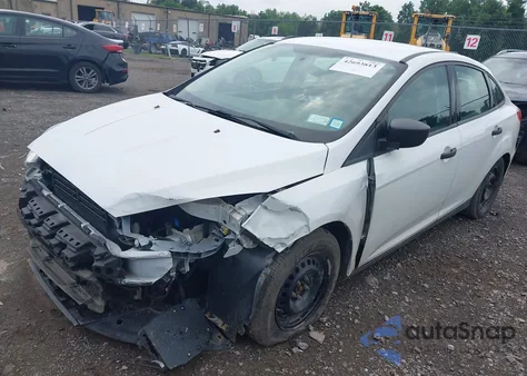 2018 Ford Focus S z USA, uszkodzony, nr VIN 1FADP3E23JL236365
